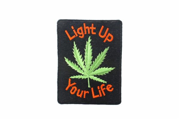 Patch Light Up Your Life อาร์มติดเสื้อปักลาย ใบกัญชาสีเขียวบนพื้นหลังสีดำ
