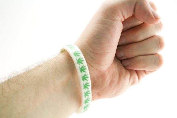 Wristband White Rubber Green Ganja สายรัดข้อมือสีขาว ลายใบกัญชาสีเขียว