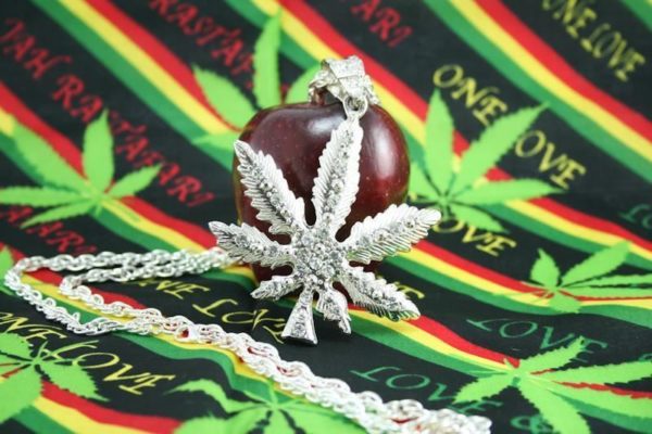 Necklace Big Cannabis Leaf Pendant สร้อยพร้อมจี้รูปใบกัญชาขนาดใหญ่ สีเงินวาววับส