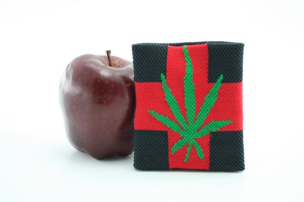 สายรัดข้อมือราสต้า-เรกเก้สีดำ ลาย Wristband Red Cross Cannabis Leaf