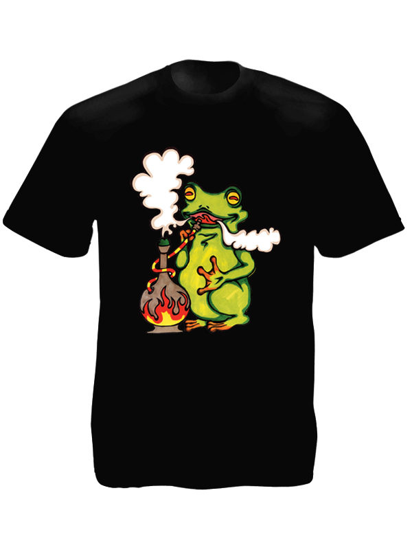 Frog Smoking Pipe Black Tee-Shirt เสื้อยืดคอกลมสีดำลายตัวการ์ตูนกบใหญ่สีเขียวสูบ